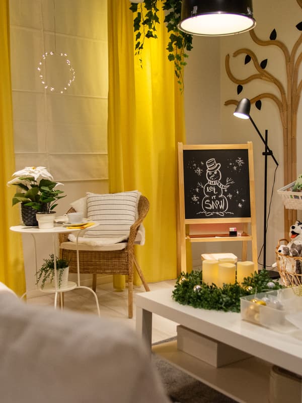 Obývací pokoj s koutkem, v němž je malý stolek a pohodlné křeslo.