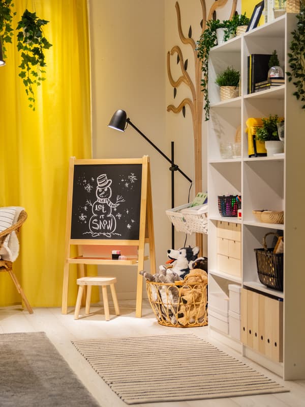 Obývací pokoj s úložným prostorem a kreativním koutkem pro děti.