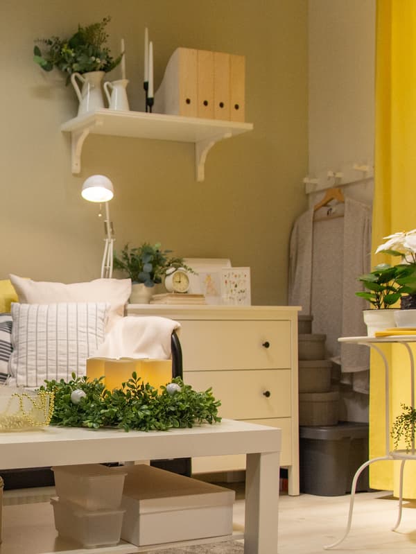 Obývací pokoj se stolkem, komodou KOPPANGE a úložnými boxy.