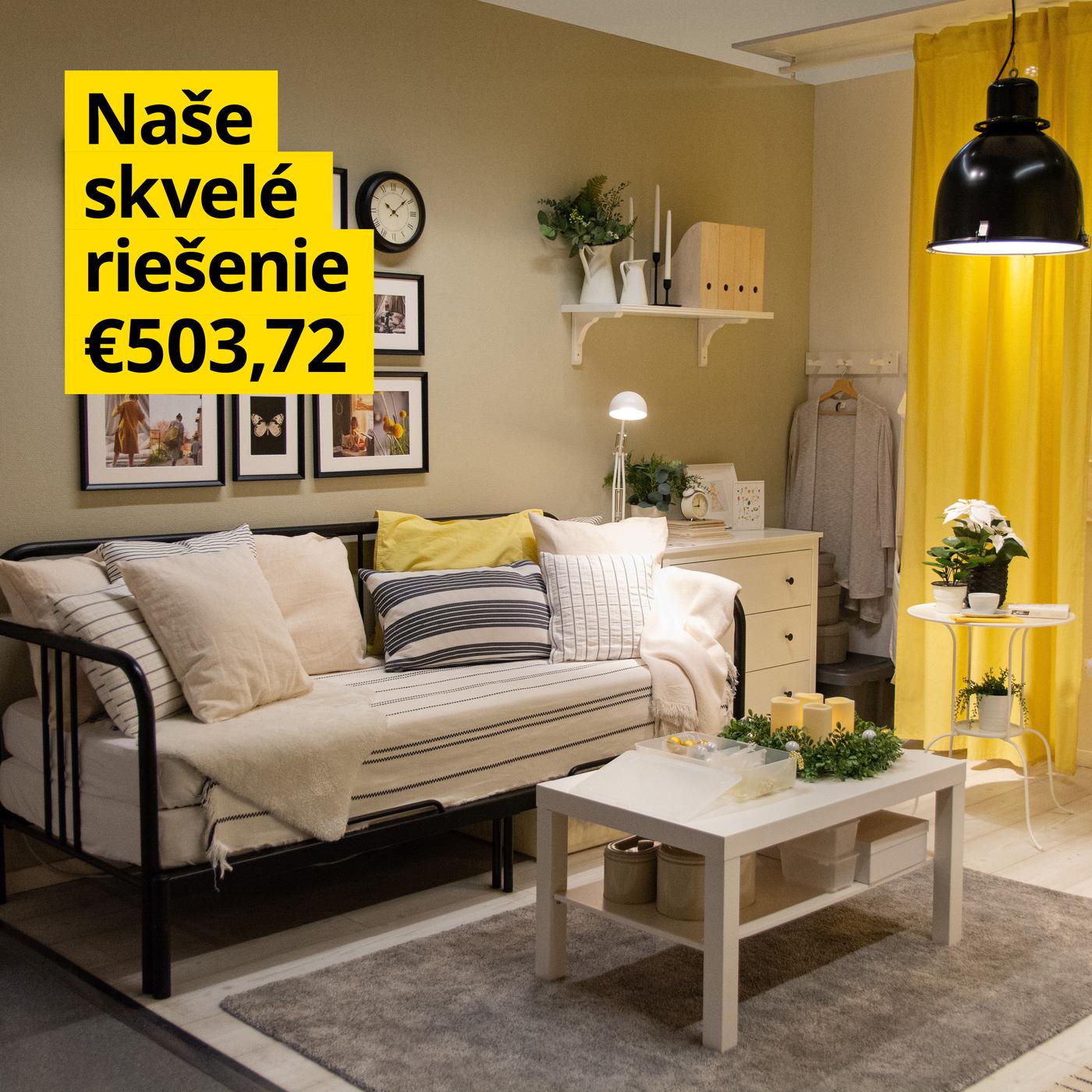 Obývacia izba, ktorú si obľúbia aj vaši hostia v bielo-žltej farbenej kombinácii s rozkladacou pohovkou, stolíkom a úložným priestorom.