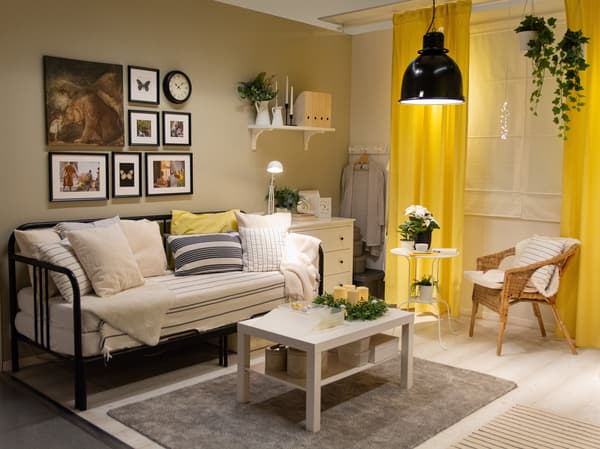 Obývacia izba, ktorú si obľúbia aj vaši hostia v bielo-žltej farbenej kombinácii s rozkladacou pohovkou, stolíkom a úložným priestorom.