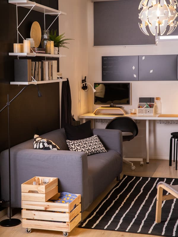 Obývacia izba s kombináciou otvorených a zatvorených úložných riešení vám poskytne mimoriadnu flexibilitu.