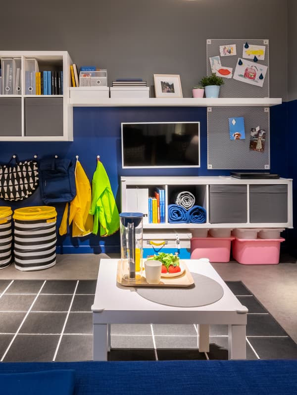 Obývacia izba s množstvom úložných priestorov a políc.