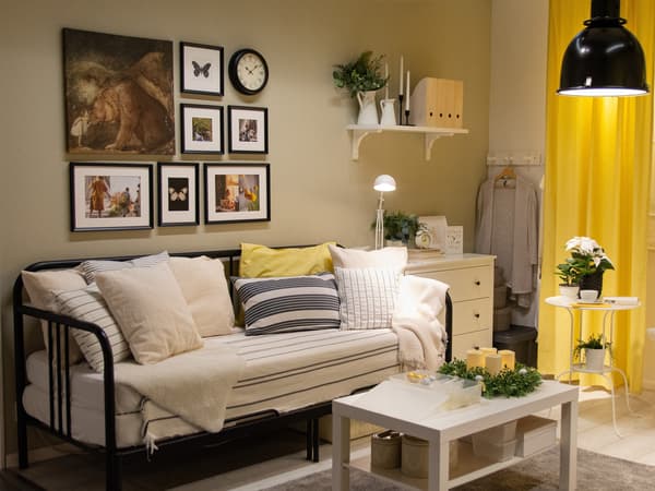 Obývačka s pohovkou, kreslami a pracovným kútom v bielo-žltej farebnej kombinácii.