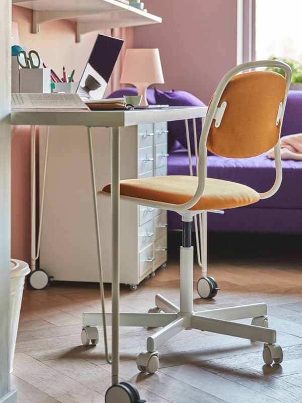 ÖRFJÄLL chair with white desk in children's room in Singapore