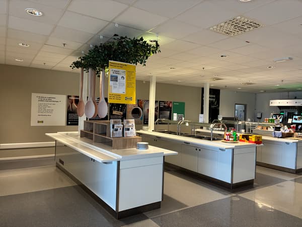 Översikt av serverings- och bufféyta i IKEA Malmös personalmatsal med ljusa bänkar, öppna ytor och genomtänkt layout.