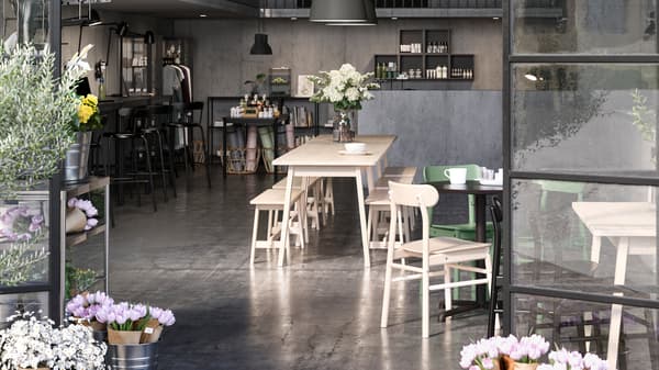 Offen eingerichteter Gemeinschaftsraum, mit Café, Shop und Arbeitsbereich.