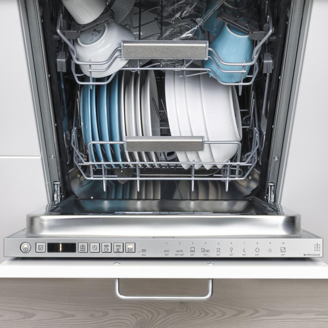 Offener Geschirrspüler GSP Spülmaschine mit weißen und hellblauen Tellern und Tassen.