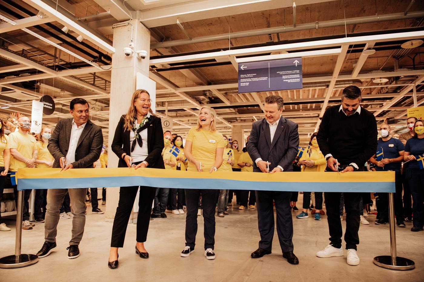 Offizielle Eröffnung von IKEA Wien Westbahnhof mit feierlichem Durchschneiden des Eröffnungsbands.