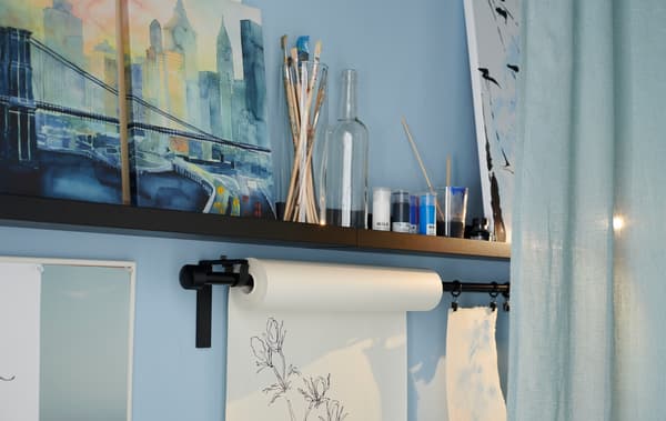 Offrez-vous un mur créatif permanent qui vous permet de céder immédiatement à vos élans artistiques ! Présentez vos œuvres sur une élégante étagère pour photos comme IKEA MOSSLANDA en noir.