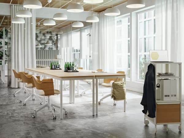 Oficina amoblada con muebles IKEA.
