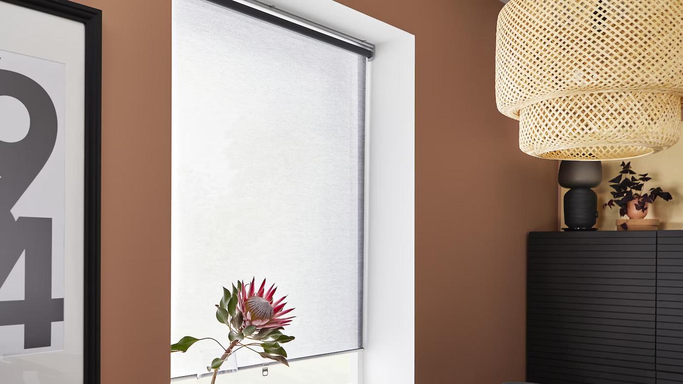 okno kuchenne z białą roletą