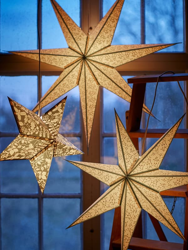 Okno s vianočnými dekoráciami STRÅLA.