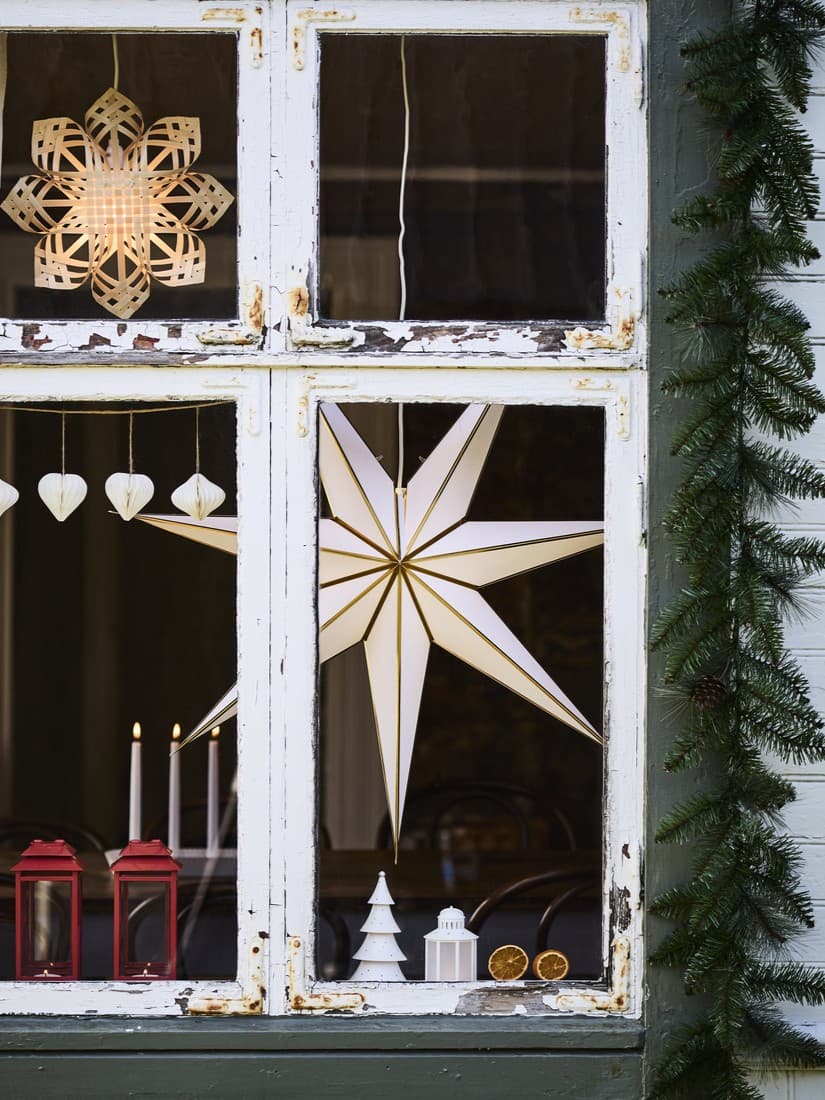 Okno z dekoracjami świątecznymi i girlandą.