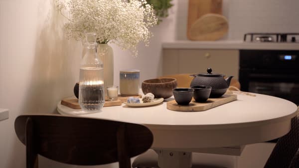 Okrągły stół INGATORP z różnymi krzesłami.