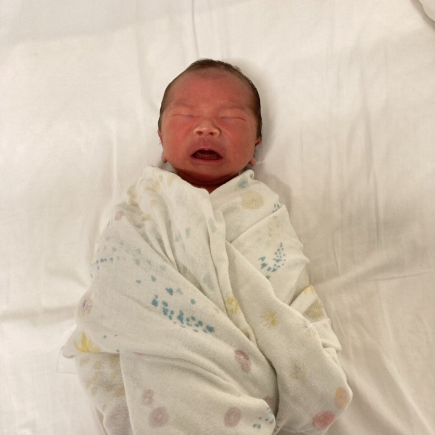 おくる身を着た新生児
