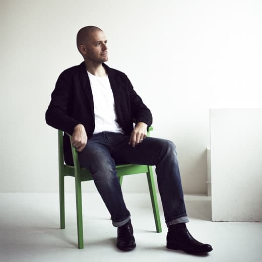 Ola Wihlborg ül egy zöld széken.