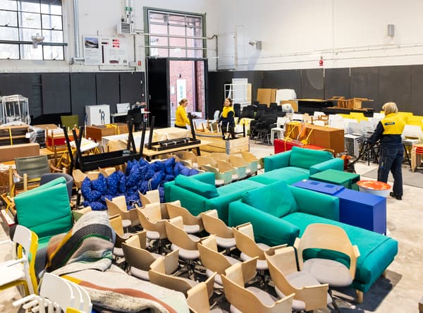 Olika begagnade möbler från IKEA uppradade bredvid varandra i den nya huben