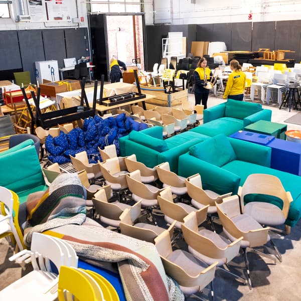 Olika begagnade möbler från IKEA uppradade i den nya huben