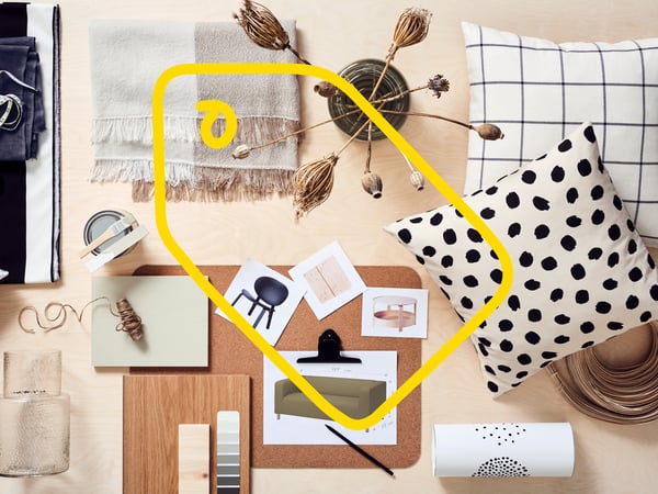Olika inredningsprodukter och material på ett bord.