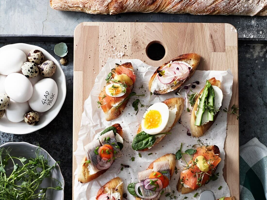 Olika påsktapas ligger på en bricka.