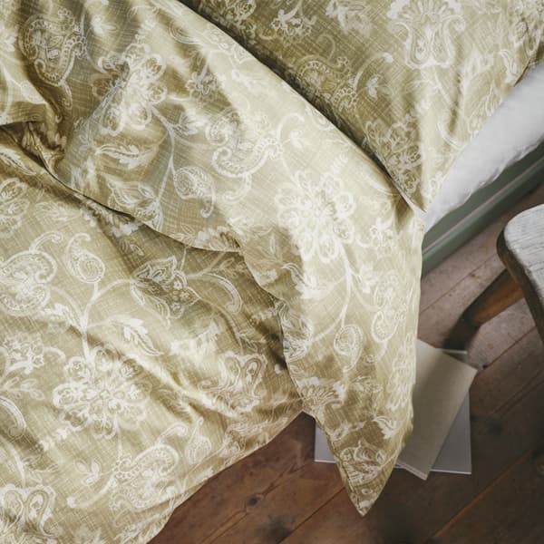 Olívazöld JUNIMAGNOLIA paplanhuzat és párnahuzat, hagyományos virágmintával.