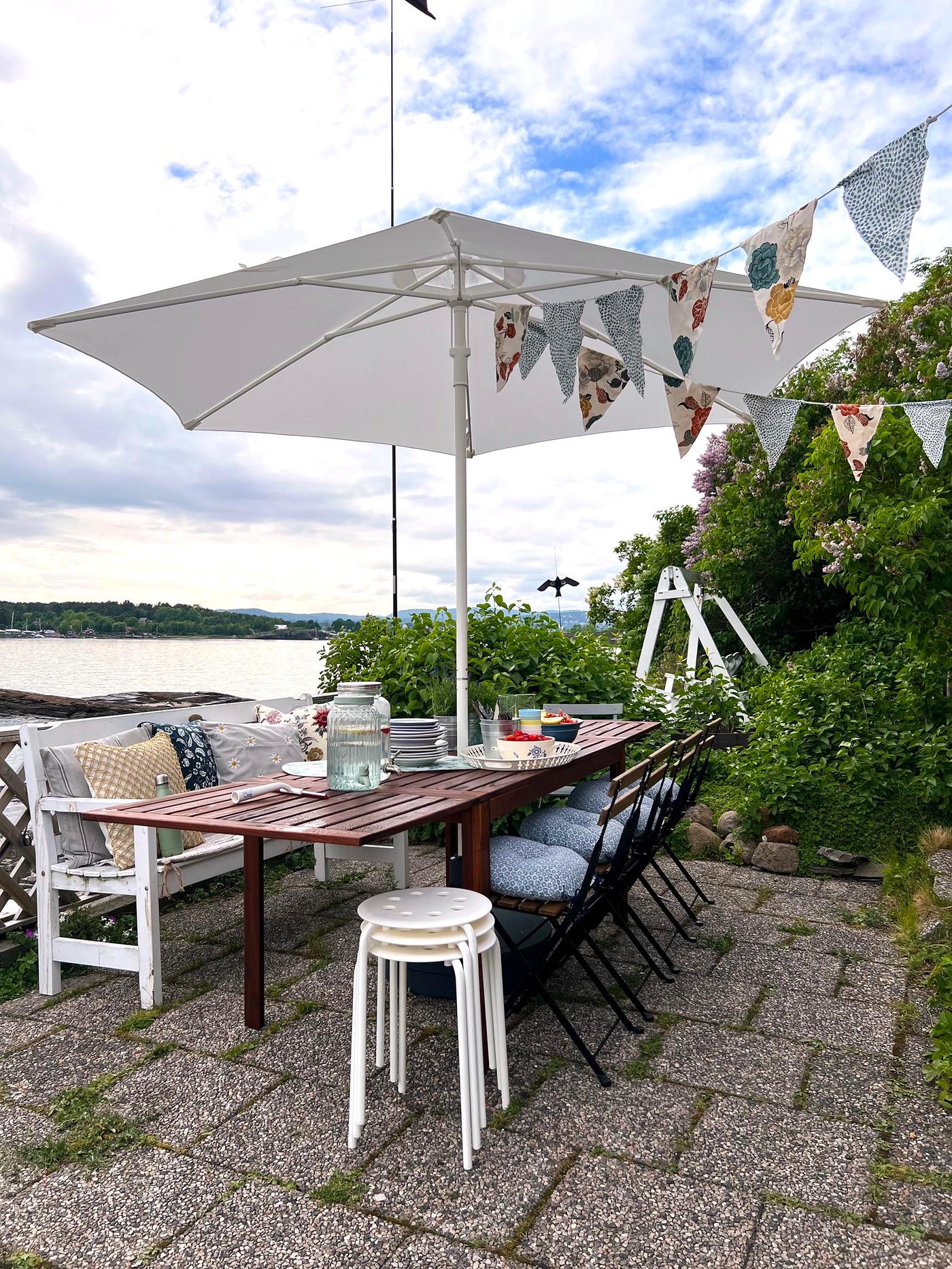 Om du ikke helt vet hvor mange gjester som kommer, er det alltid super praktisk å ha noen krakker stablet oppå hverandre i umiddelbar nærhet.