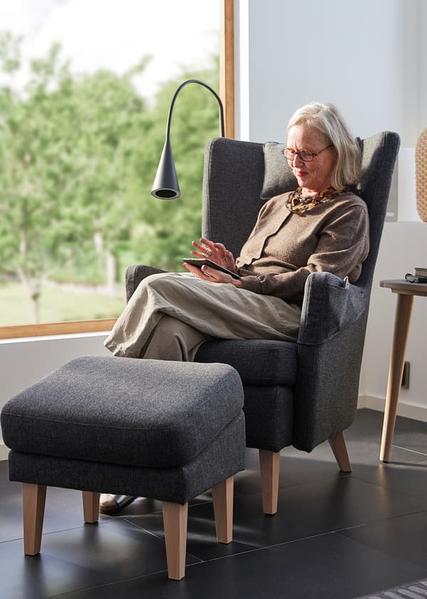 OMTÄNKSAM fauteuil is dankzij de hoge rugleuning en het verstelbare nekkussen geschikt om langere tijd in te zitten