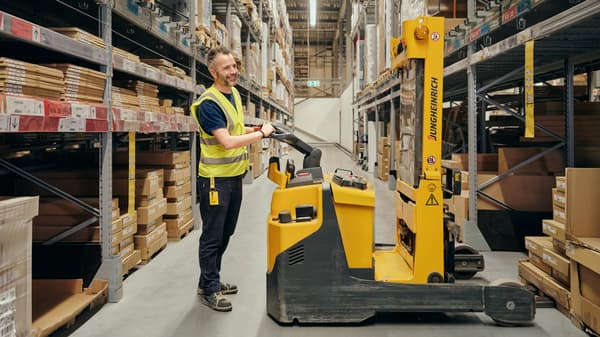 Ontmoet Bas, medewerker bij IKEA. Hij is hier bezig met een heftruck in het magazijn.