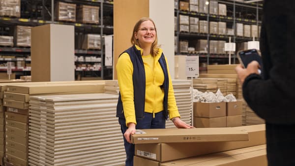 Ontmoet Liesanne, medewerker bij IKEA. Ze is lachend een antwoord aan het geven op de vraag van een klant.