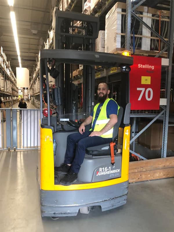 Ontmoet Mohamad Laham, medewerker bij IKEA. Hij is een heftruk aan bedienenn in het magazijn.