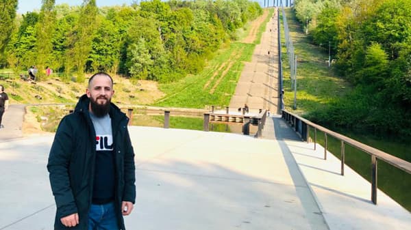 Ontmoet Mohamad Laham, medewerker bij IKEA. Hij is hier aan het rondlopen in de natuur.