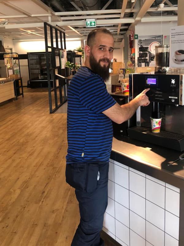 Ontmoet Mohamad Laham, medewerker bij IKEA. Hij is hier koffie aan het zetten.