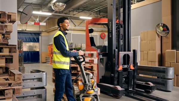 Ontmoet Samuel, medewerker bij IKEA. Hij is druk aan het werk.