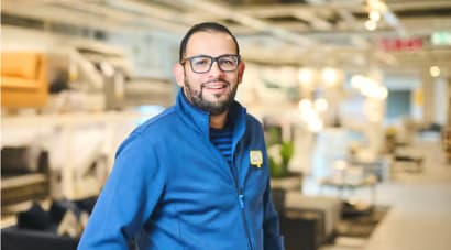 Op de foto is onze zaakvoerder te zien met blauw IKEA uniform aan. 