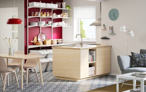Open keuken met grenen keukeneiland en ASKERSUND keukenkastdeuren en open opbergers in essen