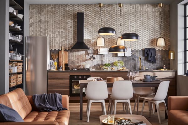 Open living room with kitchen and a table in the centre that divides the two spaces.