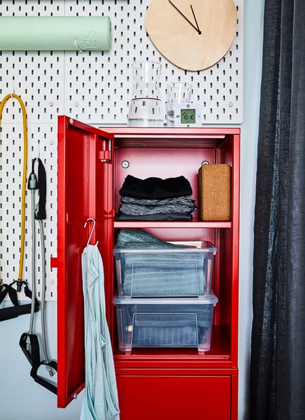 Open rode kast waarin kleding is opgeborgen.