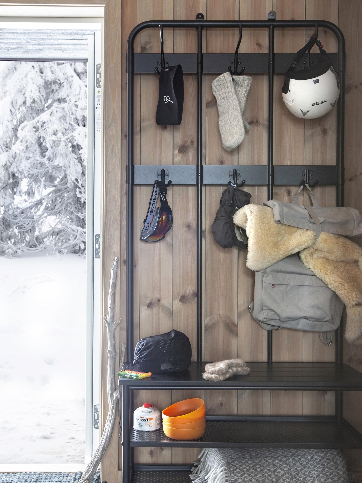 Oppbevaringsmøbel i sort til entreen med knagger, benk og skohylle.