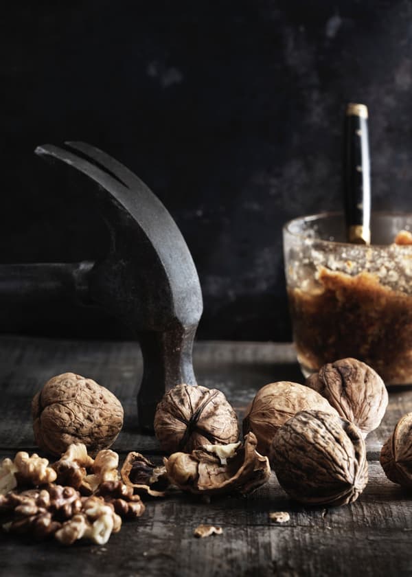 Orechy na stole - celé a vylúpané.