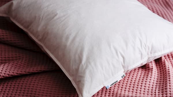 Oreiller LUNDTRAV en duvet et plumes.