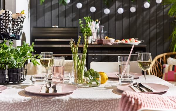 Organise a spontaneous and summary barbeque for your nearest and dearest! Use lighting to create instant cosiness. Try IKEA SOLVINDEN decoration for lighting!