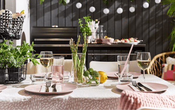 Organise a spontaneous and summary barbeque for your nearest and dearest! Use lighting to create instant cosiness. Try IKEA SOLVINDEN decoration for lighting!