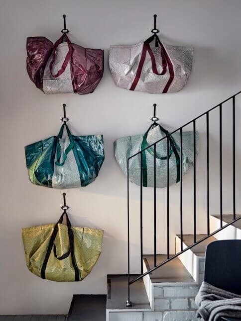 Organise ta maison avant les fêtes ! IKEA propose de nombreux meubles modernes et accessoires pour désencombrer ton espace, comme le sac de courses YPPERLIG. Qui convient aussi pour le tri des déchets. Facile à entretenir, il suffit de le rincer et de le sécher.