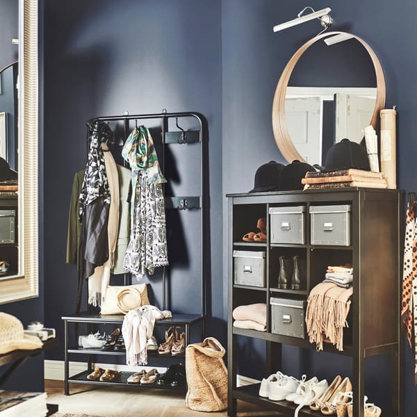 Organise ton hall d’entrée avec le rangement IKEA HEMNES et le portemanteau PINNIG. Ce duo met de l'ordre dans tes affaires et tes chaussures grâce à un banc intégré et à des tablettes de rangement pour chaussures.