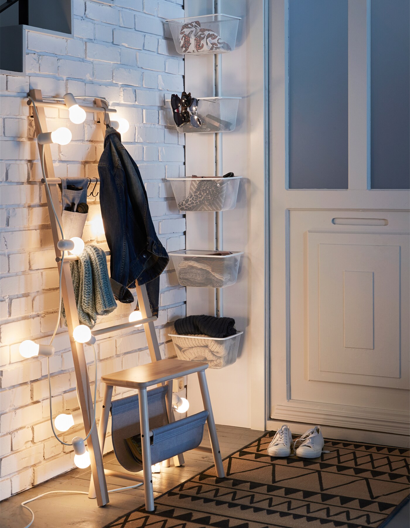 Organise your home before the holidays! Can you think of anywhere you don’t need to store things? Neither can we – which is why we made ALGOT. Whether it’s books in your bedroom or coats in your hallway, ALGOT makes the most of your space.