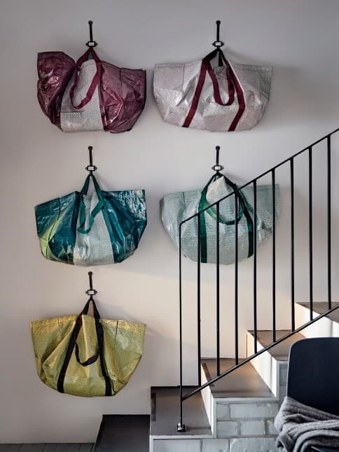 Organise your home before the holidays! IKEA offers a lot of modern furniture and accessories that will de-clutter your space, such as YPPERLIG carrier bag. Also suitable for waste sorting. Easy to keep clean – just rinse and dry.