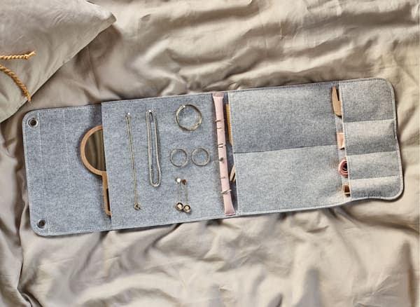 Organiseur à suspendre en feutrine transformé en boîte à bijoux de voyage, avec compartiments pour les bagues, les colliers, les boucles d’oreilles, etc.  