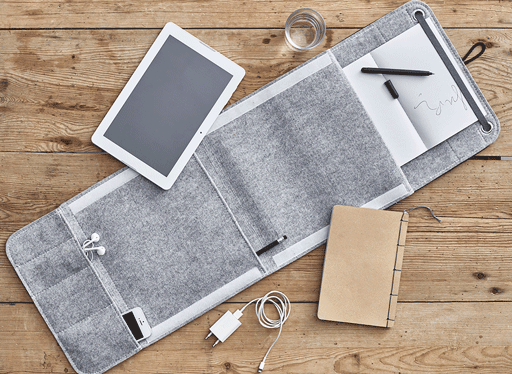 Organiseur à suspendre en feutrine transformé en pochette à gadgets, avec compartiments pour une tablette et un carnet.  