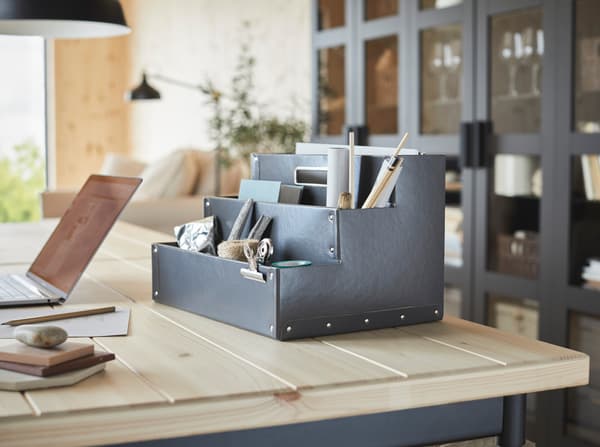 Organiseur gris foncé IKEA FJÄLLA trois tablettes pour fournitures de bureau.